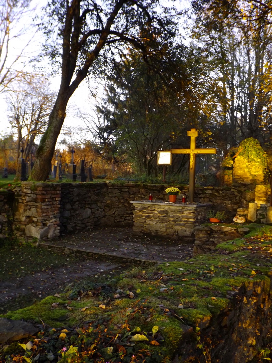 Überreste der Friedhofskirche im Abendlicht
