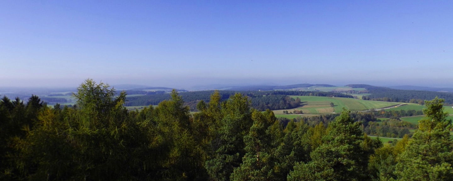 Panorama nach Westen, in der Mitte Amberg