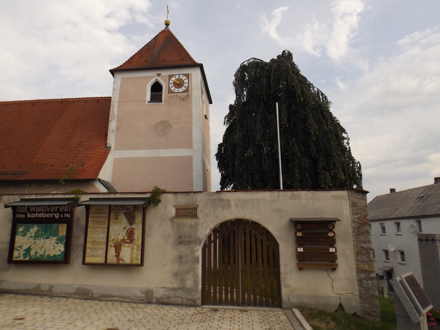 Los gehts bei der alten Kirche in Kohlberg