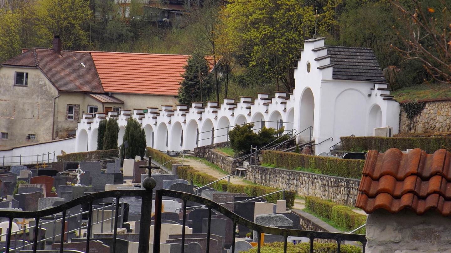 Urnenreihe auf dem Hohenfelser Friedhof