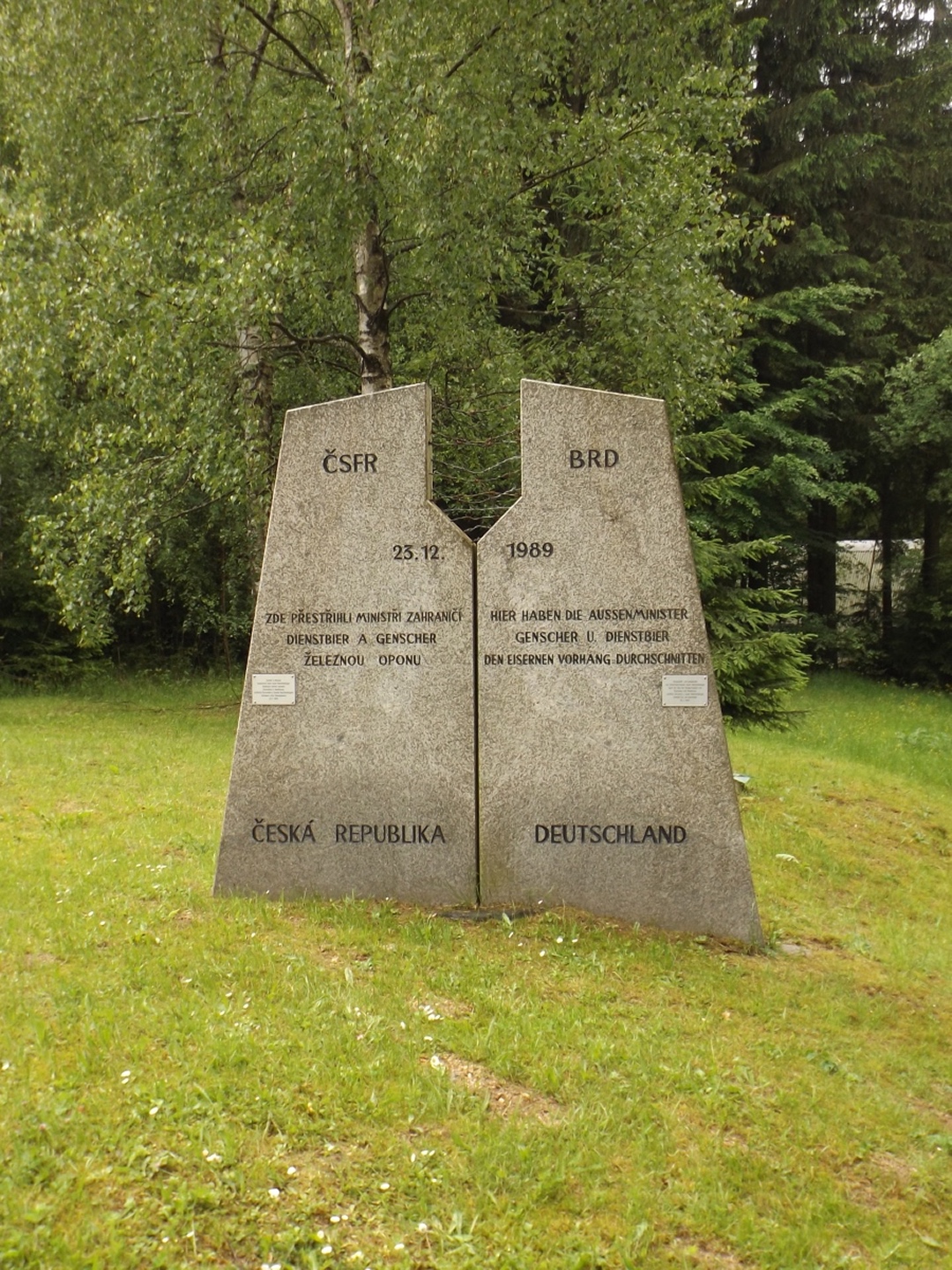 Dienstbier-Genscher-Denkmal