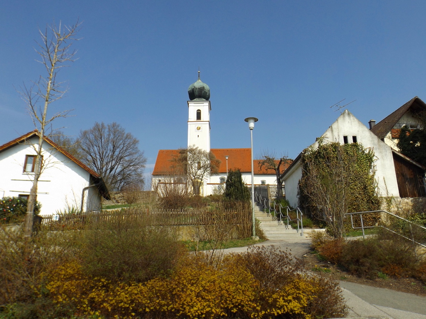 Die Premberger Kirche vom Dorf aus