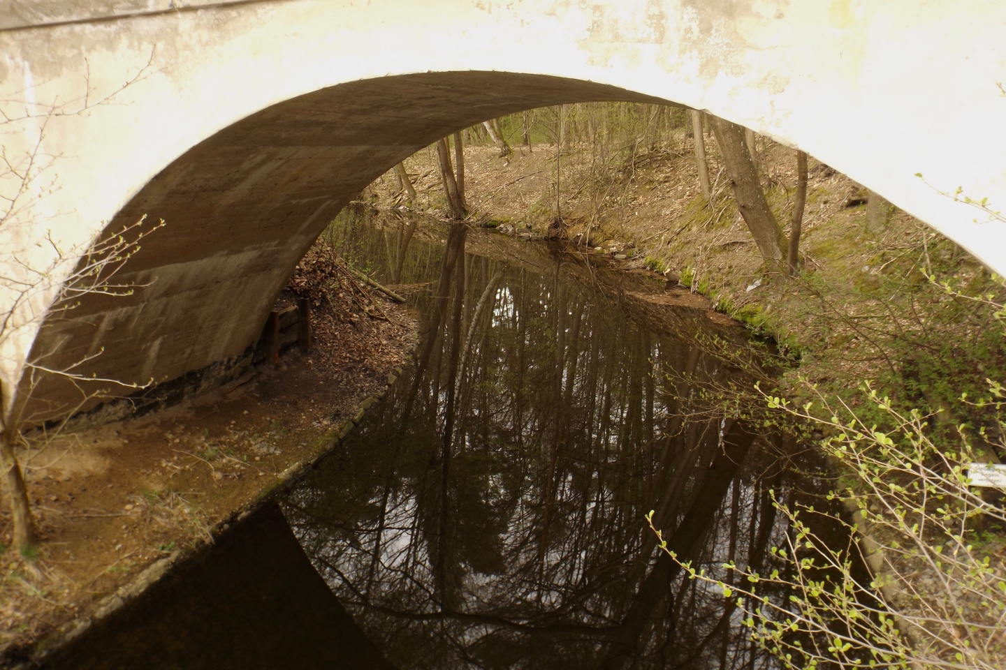 Kanal unter der Eisenbahnbrücke