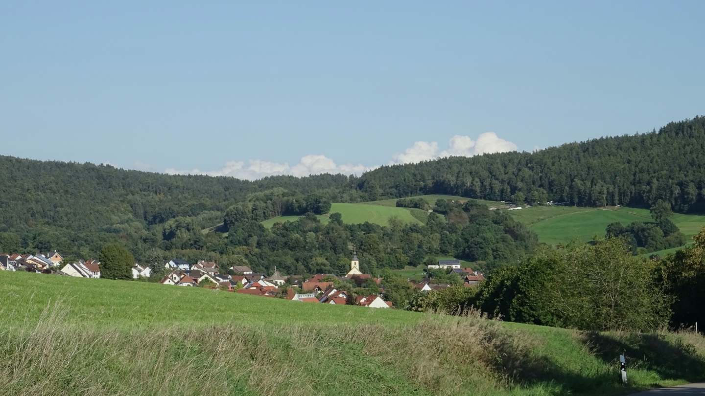 Wutschdorf vor geschichteter Natur
