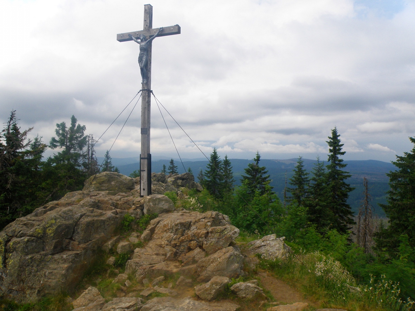 Der Gipfel. Das Kreuz steht, wie man sieht, etwas neben dem höchsten Punkt