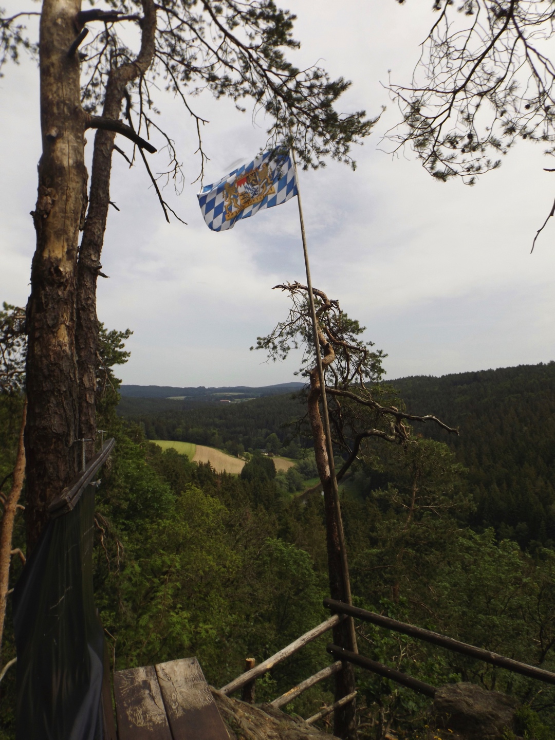 Bayerische Fahne am Riesensessel mit ein bisserl Aussicht
