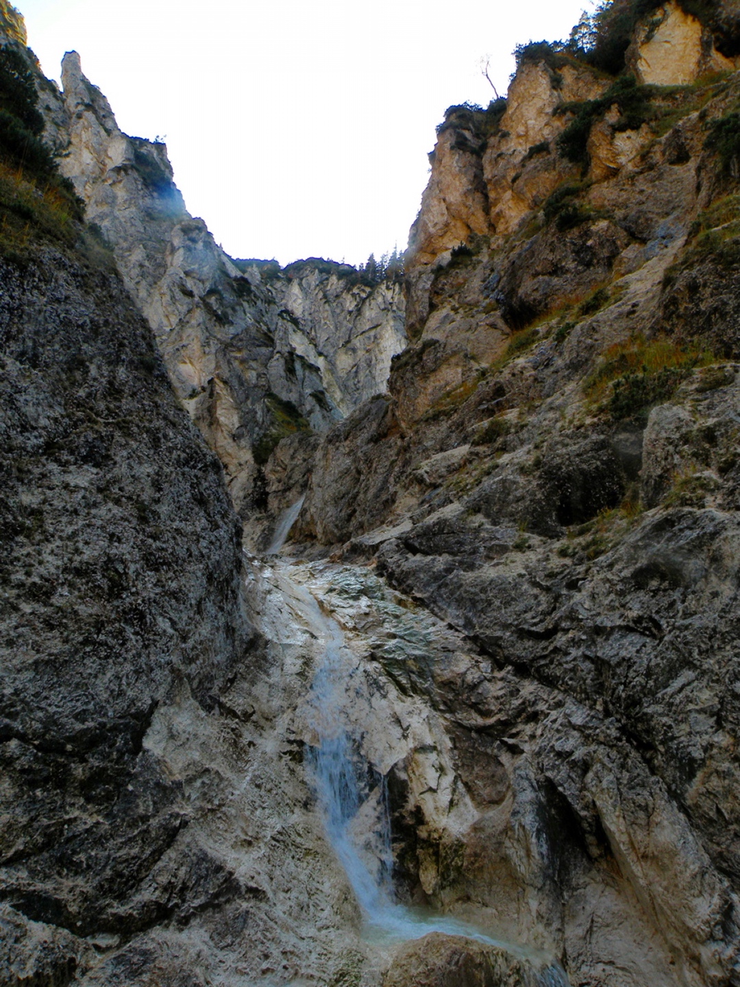 Ein Wasserfall versperrt den Weiterweg. Mit Kletterei ginge es schon weiter, aber nicht ohne nasse Füße