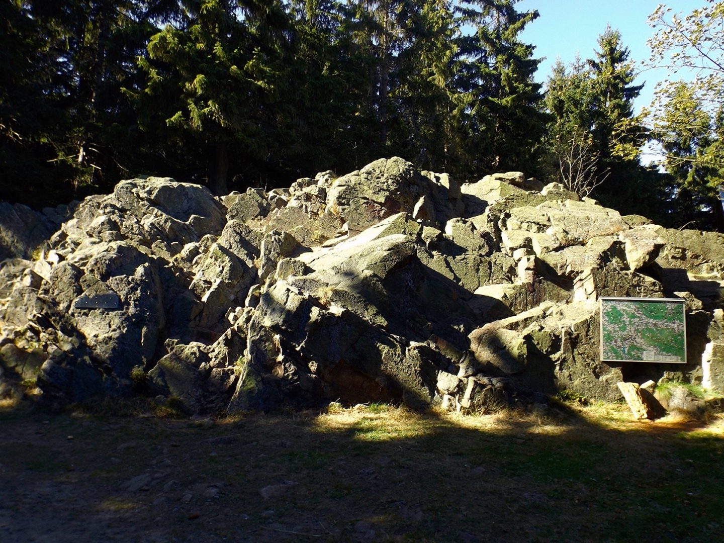 Warum das 12-Tausender-Taferl an diesem Fels hängt, weiß ich auch nicht. Er liegt halt direkt am Weg