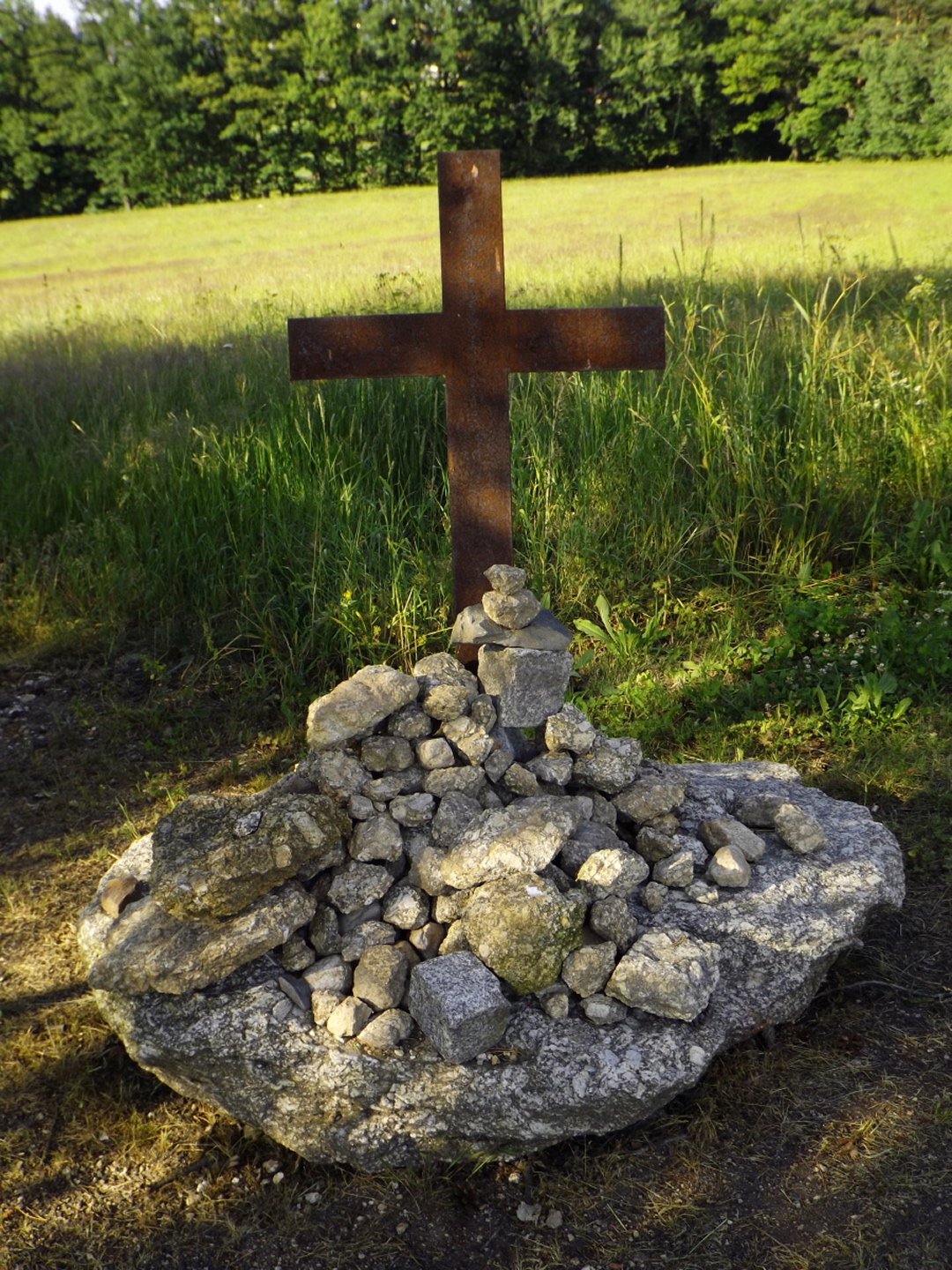 Huch, seit wann huldigen Steinmänner ein christliches Kreuz?