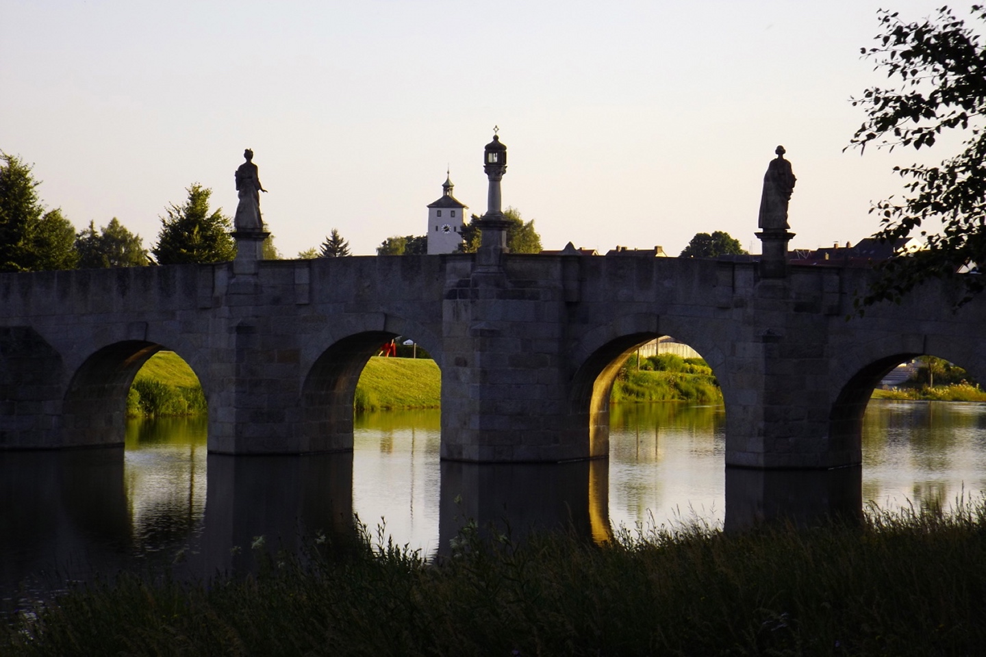 Brückenfiguren kurz vor dem Sonnenuntergang