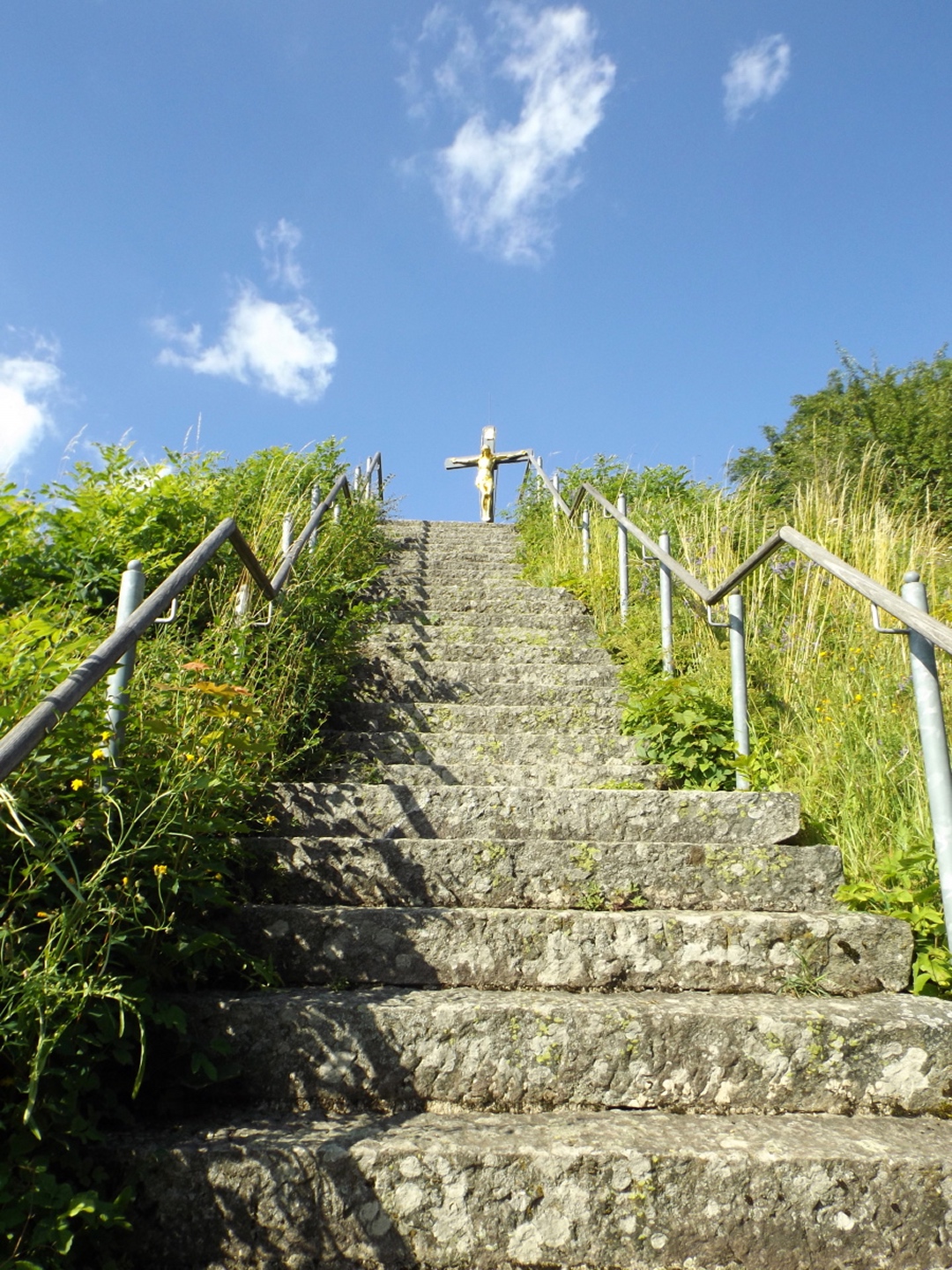 Treppe zum Bergfried mit Gipfelkreuz