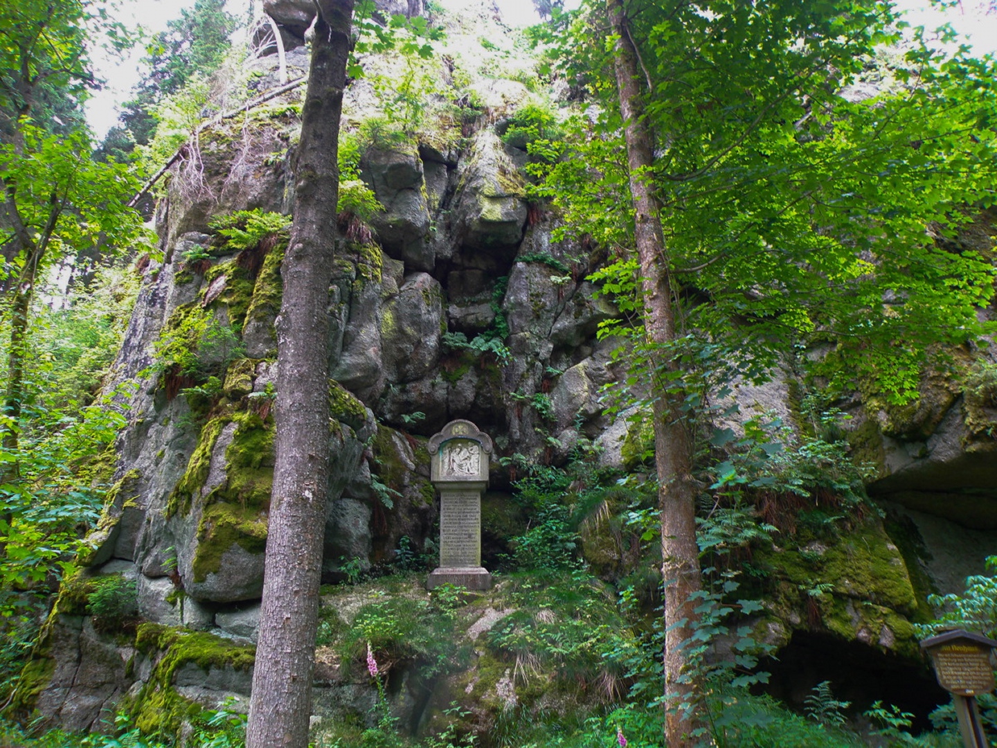 Gedenkstein für die auf diesem Felsen befindliche Ruine Alt-Neuhaus