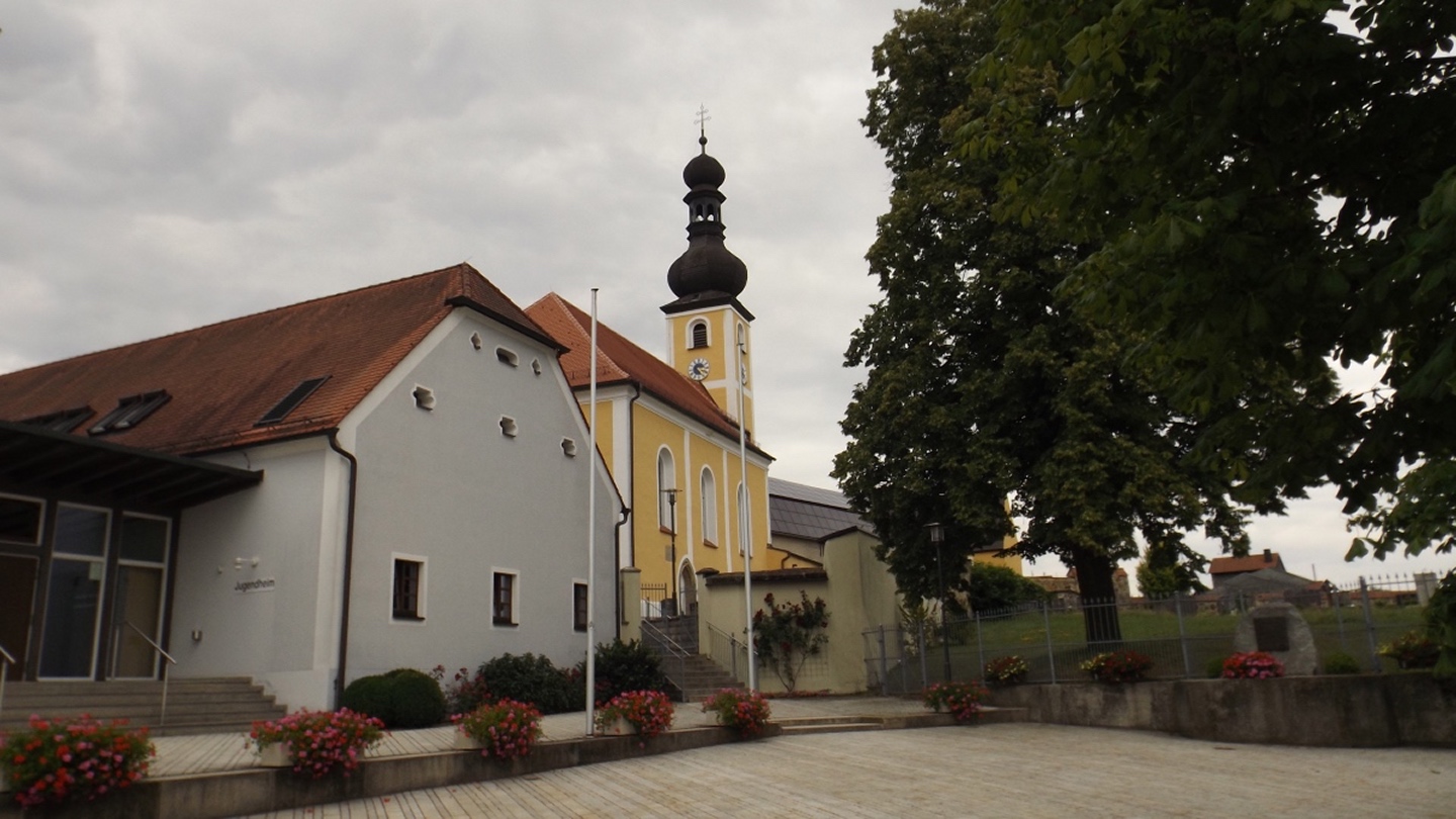 Jugendheim und Kirche Wolfring