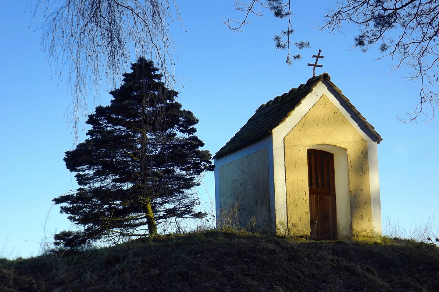 Kapelle mit Baum